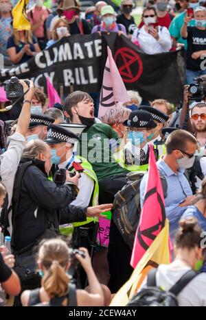 Londra, Regno Unito. 2 settembre 2020. Estinzione il protetore ribellione grida mentre viene arrestato dalla polizia durante il secondo giorno di manifestazioni fuori dal parlamento. Frustrato dal fatto che il governo non sia riuscito ad agire sull’emergenza climatica ed ecologica, XR continua a protestare per il cambiamento. Il progetto di legge sul clima e l'emergenza ecologica (legge CEE) è l'unico piano concreto disponibile per affrontare questa crisi, e così nella prima settimana di ritorno in Parlamento, XR chiedono il governo di legge ora e abbracciano questa legislazione. Credit: Neil Atkinson/Alamy Live News. Foto Stock