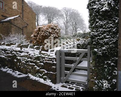 Una scena innevata a Halifax Road, Hill Lane, Burnley, Lancashire. Inverno. Foto Stock