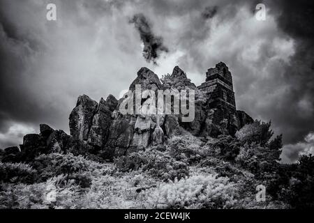 Un'immagine a infrarossi delle rovine dell'atmosfera del 15 ° secolo Roche Rock Hermitage in Cornovaglia. Foto Stock