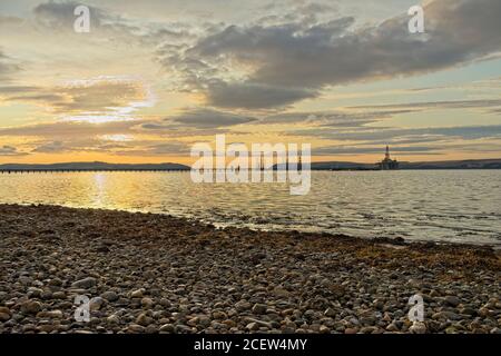 Alba su carri petroliferi impilati visti da Invergordon a Ross e Cromarty Scozia, Foto Stock