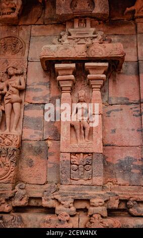 Sculture di dèi indù sulla facciata del tempio del 7 ° secolo intagliato pareti a Pattadakal karnataka. È uno dei siti patrimonio dell'umanità dell'UNESCO e un complesso Foto Stock