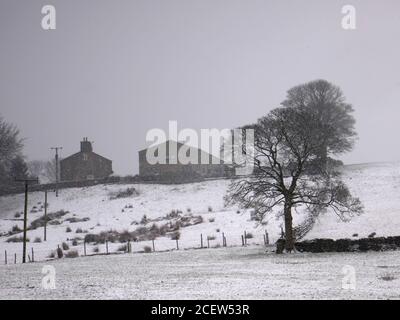 Una scena innevata a Hill Lane, Burnley, Lancashire. Inverno. Foto Stock