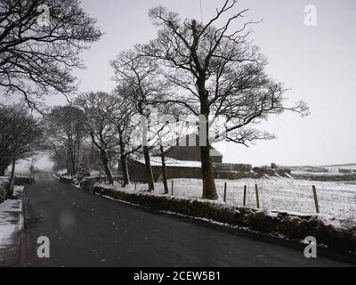 La neve cade sulla strada a Hill Lane, Burnley, Lancashire. Inverno. Foto Stock