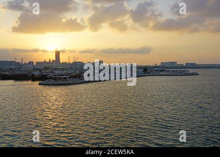 DOHA, QATAR -12 DEC 2019- Vista al tramonto dell'acqua e dello skyline di Doha, Qatar. Foto Stock