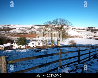 Paese coperto di neve vicino a Newchurch-in-Pendle, Lancashire. Inverno. Foto Stock