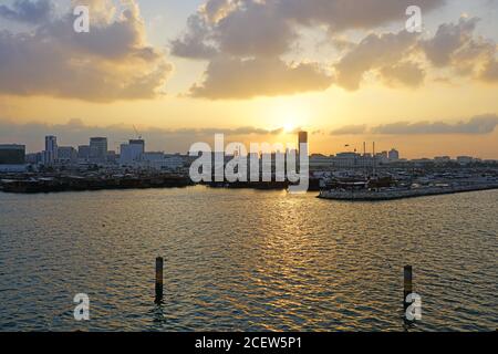 DOHA, QATAR -12 DEC 2019- Vista al tramonto dell'acqua e dello skyline di Doha, Qatar. Foto Stock