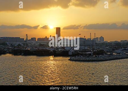 DOHA, QATAR -12 DEC 2019- Vista al tramonto dell'acqua e dello skyline di Doha, Qatar. Foto Stock