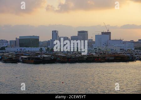 DOHA, QATAR -12 DEC 2019- Vista al tramonto dell'acqua e dello skyline di Doha, Qatar. Foto Stock