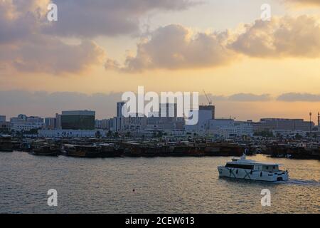 DOHA, QATAR -12 DEC 2019- Vista al tramonto dell'acqua e dello skyline di Doha, Qatar. Foto Stock