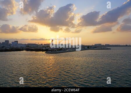 DOHA, QATAR -12 DEC 2019- Vista al tramonto dell'acqua e dello skyline di Doha, Qatar. Foto Stock