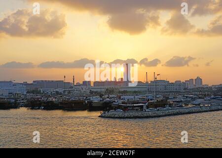 DOHA, QATAR -12 DEC 2019- Vista al tramonto dell'acqua e dello skyline di Doha, Qatar. Foto Stock
