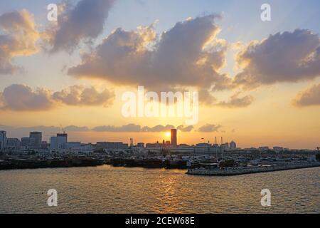 DOHA, QATAR -12 DEC 2019- Vista al tramonto dell'acqua e dello skyline di Doha, Qatar. Foto Stock