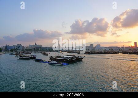 DOHA, QATAR -12 DEC 2019- Vista al tramonto dell'acqua e dello skyline di Doha, Qatar. Foto Stock