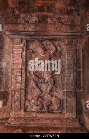 Sculture di dèi indù sulla facciata del tempio del 7 ° secolo intagliato pareti a Pattadakal karnataka. È uno dei siti patrimonio dell'umanità dell'UNESCO e un complesso Foto Stock