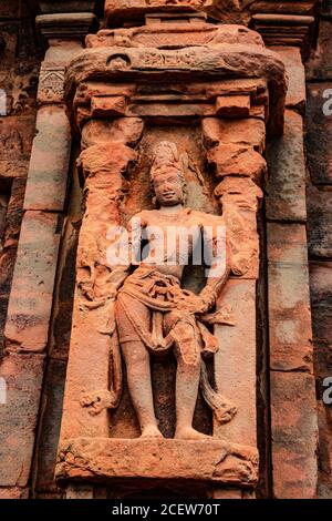 Sculture di dèi indù sulla facciata del tempio del 7 ° secolo intagliato pareti a Pattadakal karnataka. È uno dei siti patrimonio dell'umanità dell'UNESCO e un complesso Foto Stock