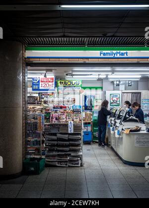 Nagoya, Giappone - cliente e cassiere in un minimarket nella stazione della metropolitana di Nagoya. Family Mart, una catena di franchising di minimarket giapponese. Foto Stock
