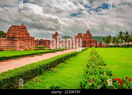 complesso di templi di pattadakal, gruppo di monumenti, arte in pietra mozzafiato con il cielo drammatico karnataka india. È uno dei siti patrimonio dell'umanità dell'UNESCO e. Foto Stock