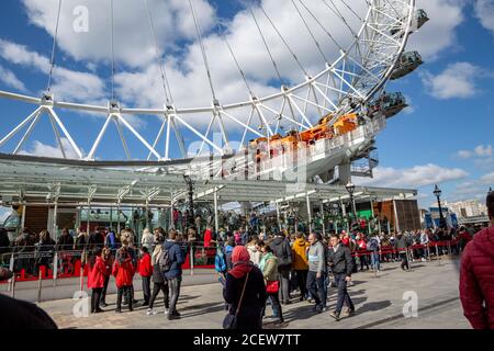 Londra, UK - 25 marzo 2019 - Vista parziale della ruota panoramica del London Eye in una giornata di mezza nuvolosità, molto spazio per le copie. Foto Stock