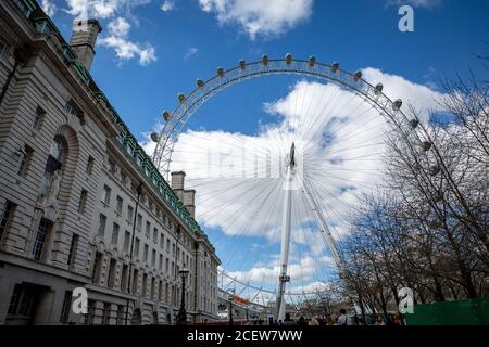 Londra, UK - 25 marzo 2019 - Vista parziale della ruota panoramica del London Eye in una giornata di mezza nuvolosità, molto spazio per le copie. Foto Stock