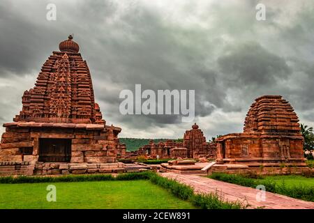 complesso di templi di pattadakal, gruppo di monumenti, arte in pietra mozzafiato con il cielo drammatico karnataka india. È uno dei siti patrimonio dell'umanità dell'UNESCO e. Foto Stock