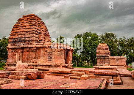 Tempio di Kadasiddeshwara pattadakal mozzafiato pietra d'arte da angolazioni diverse con cielo drammatico. È uno dei siti patrimonio dell'umanità dell'UNESCO e comprende Foto Stock