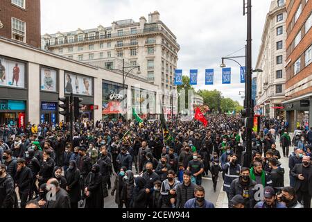 Folla che marciò su Oxford Street durante l'evento Ashura Day per i musulmani sciiti, Londra, 30 agosto 2020 Foto Stock