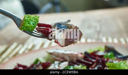 Primo piano con insalata di barbabietole di sgombro caldo Foto Stock