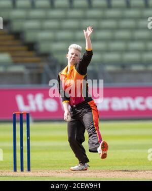 Bowling Clare Boycott per Central Sparks contro Thunder in A. Rachael Heyhoe Flint Trophy ha giocato a Edgbaston Cricket Ground Foto Stock