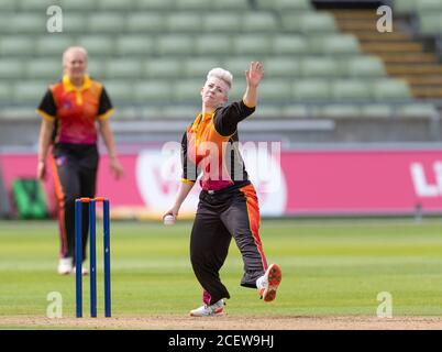 Bowling Clare Boycott per Central Sparks contro Thunder in A. Rachael Heyhoe Flint Trophy ha giocato a Edgbaston Cricket Ground Foto Stock