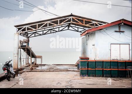 Un edificio per la lavorazione di pesce fresco a Bang Saen, vicino a Pattaya Thailandia. Foto Stock