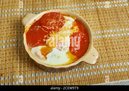 Sirena di shopska in guveche - formaggio feta bulgaro in A. pentola con pomodori e uova Foto Stock