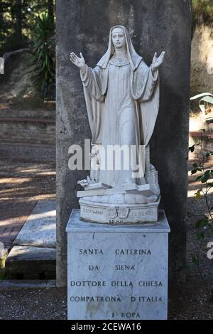 Statua di Caterina da Siena patrona d'Europa, Dottore della Chiesa nell'Abbazia benedettina di Monte Oliveto maggiore in Tusca Foto Stock