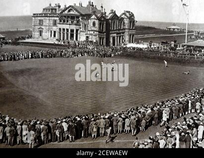 Un'illustrazione stampata del 1933 che mostra una partita di golf che si svolge al campo da golf St Andrews, Scozia, di fronte alla clubhouse. Solo il 18 settembre 2014, il club ha votato a favore dell'ammissione di soci femminili. Lady Bonallack è diventata la prima donna a partecipare a una partita Foto Stock