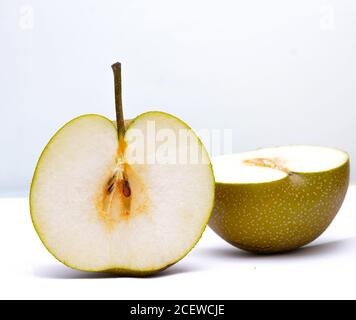 pero maturo dimezzato su immagine di sfondo bianco Foto Stock