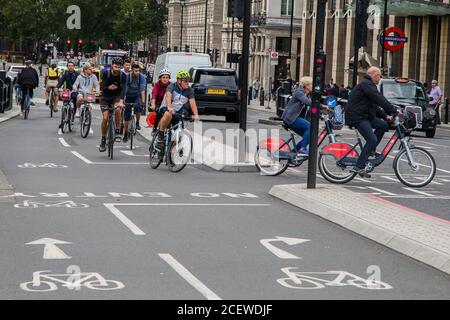 Londra, Regno Unito. 31 Agosto 2020. Ciclisti a Westminster che usano il Cycle Lane. Credit: Dinendra Haria/SOPA Images/ZUMA Wire/Alamy Live News Foto Stock