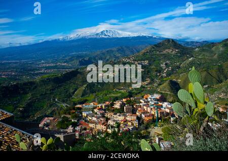 L'Etna e il villaggio di Castelmola, vista dal Monte Taurro--Taormina, Sicilia Foto Stock