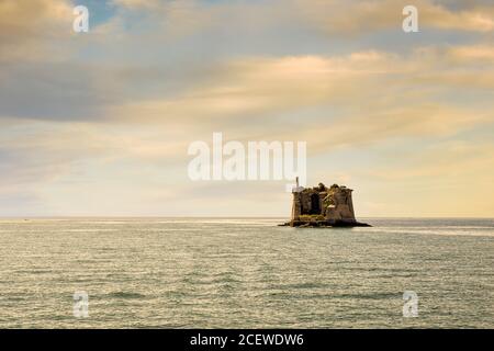 La Torre Scola, o Torre di San Giovanni Battista, antica fortezza costruita su una roccia circondata dal mare, al tramonto, Porto Venere, la Spezia, Italia Foto Stock