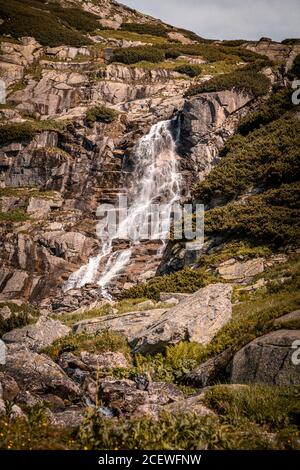 Alta cascata in escursione nelle montagne di High Tatra Foto Stock