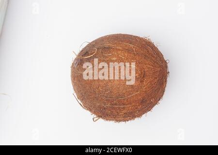 coconut su sfondo bianco isolato, spazio di copia, flatley Foto Stock