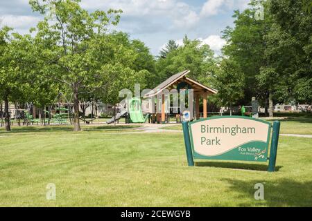 Aurora, Illinois, Stati Uniti-Aprile 19,2014: Area giochi suburbana in un quartiere residenziale con insegna e padiglione ad Aurora, Illinois Foto Stock