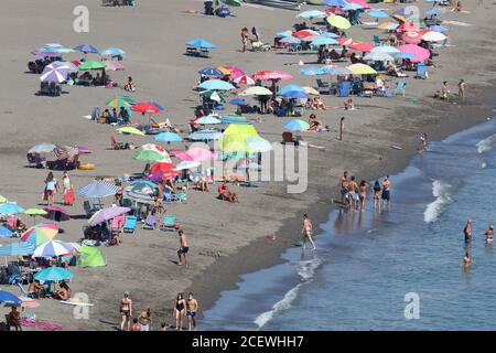 Malaga, Spagna. 2 settembre 2020: 2 settembre 2020 (Rincon de la Victoria, Malaga ) spiagge del villaggio costiero dell'angolo di vittoria con atmosfera di turisti prendere il sole e fare il bagno in mare. Credit: Lorenzo Carnero/ZUMA Wire/Alamy Live News Foto Stock