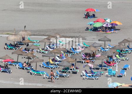 Malaga, Spagna. 2 settembre 2020: 2 settembre 2020 (Rincon de la Victoria, Malaga ) spiagge del villaggio costiero dell'angolo di vittoria con atmosfera di turisti prendere il sole e fare il bagno in mare. Credit: Lorenzo Carnero/ZUMA Wire/Alamy Live News Foto Stock