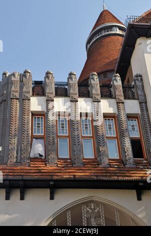 Dettaglio del New College Palace (1911-13, in stile Nazionale Romantico Ungherese) a Kecskemet, Ungheria Foto Stock