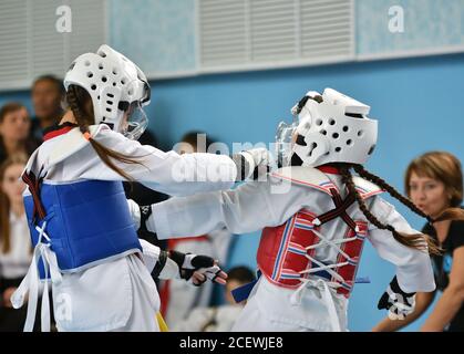 Orenburg, Russia - 19 ottobre 2019: Le ragazze gareggiano in taekwondo al campionato aperto di Orenburg Taekwondo Foto Stock