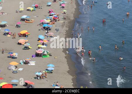 Malaga, Spagna. 2 settembre 2020: 2 settembre 2020 (Rincon de la Victoria, Malaga ) spiagge del villaggio costiero dell'angolo di vittoria con atmosfera di turisti prendere il sole e fare il bagno in mare. Credit: Lorenzo Carnero/ZUMA Wire/Alamy Live News Foto Stock