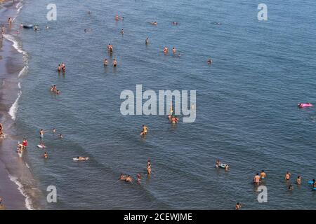 Malaga, Spagna. 2 settembre 2020: 2 settembre 2020 (Rincon de la Victoria, Malaga ) spiagge del villaggio costiero dell'angolo di vittoria con atmosfera di turisti prendere il sole e fare il bagno in mare. Credit: Lorenzo Carnero/ZUMA Wire/Alamy Live News Foto Stock