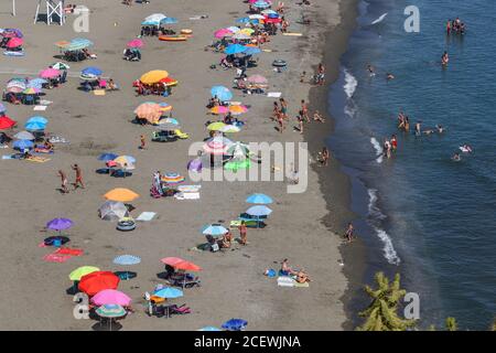 Malaga, Spagna. 2 settembre 2020: 2 settembre 2020 (Rincon de la Victoria, Malaga ) spiagge del villaggio costiero dell'angolo di vittoria con atmosfera di turisti prendere il sole e fare il bagno in mare. Credit: Lorenzo Carnero/ZUMA Wire/Alamy Live News Foto Stock