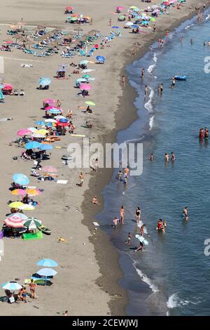 Malaga, Spagna. 2 settembre 2020: 2 settembre 2020 (Rincon de la Victoria, Malaga ) spiagge del villaggio costiero dell'angolo di vittoria con atmosfera di turisti prendere il sole e fare il bagno in mare. Credit: Lorenzo Carnero/ZUMA Wire/Alamy Live News Foto Stock