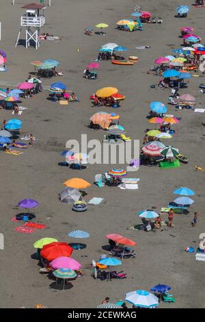 Malaga, Spagna. 2 settembre 2020: 2 settembre 2020 (Rincon de la Victoria, Malaga ) spiagge del villaggio costiero dell'angolo di vittoria con atmosfera di turisti prendere il sole e fare il bagno in mare. Credit: Lorenzo Carnero/ZUMA Wire/Alamy Live News Foto Stock