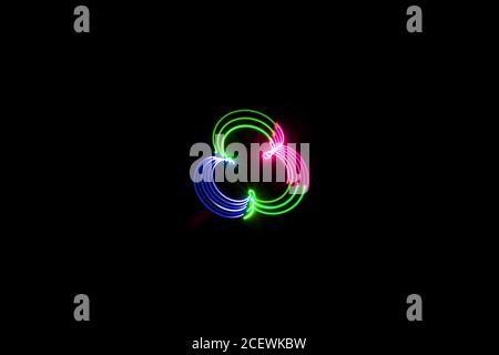 blu rosa verde luce mista pittura fotografia, lunga esposizione, increspature e onde su uno sfondo nero Foto Stock